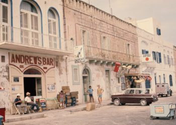 Pandemia e gru, a St. George’s Bay  “muore” lo storico Andrew’s Bar