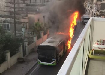 Paura a Burmarrad: s’incendia un autobus diretto a Bugibba, passeggeri in fuga