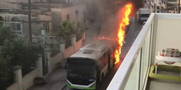 Paura a Burmarrad: s’incendia un autobus diretto a Bugibba, passeggeri in fuga