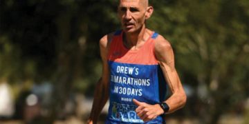 Cuore e muscoli contro il cancro: la battaglia dello scozzese che corre per aiutare i bambini