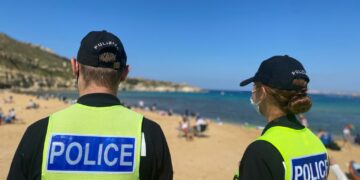 Lancia sabbia negli occhi dei poliziotti e ne manda uno all’ospedale: arrestato 19enne a Golden Bay