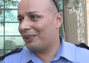 Sergente della polizia accusato di aver violentato una casalinga. La vittima: «Ha girato anche un filmino dell’incontro»