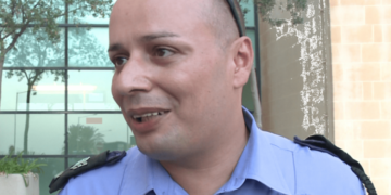 Sergente della polizia accusato di aver violentato una casalinga. La vittima: «Ha girato anche un filmino dell’incontro»