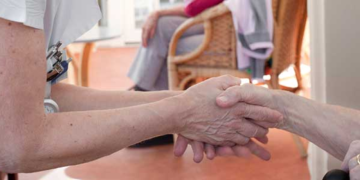 «Fateci uscire da questa prigione»: il grido disperato degli anziani nelle case di cura