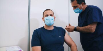 Abela si vaccina: «Proteggiamoci a vicenda per continuare a guardare avanti»