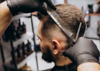 Barbiere “salta” l’ordine delle prenotazioni: un cliente libico s’arrabbia e lo accoltella