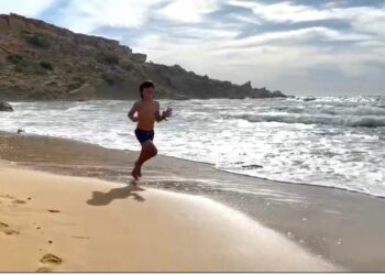 «Corro per regalare una sedia a rotelle al mio amico malato»: il cuore grande di un bambino di 7 anni