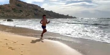 «Corro per regalare una sedia a rotelle al mio amico malato»: il cuore grande di un bambino di 7 anni