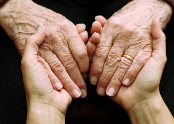 Il segreto della felicità nel legame tra una nonna tifosa del Napoli e la nipote cuoca