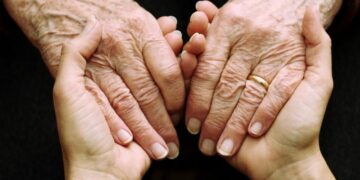 Il segreto della felicità nel legame tra una nonna tifosa del Napoli e la nipote cuoca