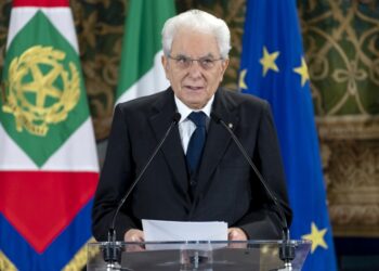 Frasi offensive sui social contro il presidente Mattarella: tra gli 11 indagati anche giornalisti e un docente universitario