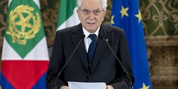 Frasi offensive sui social contro il presidente Mattarella: tra gli 11 indagati anche giornalisti e un docente universitario