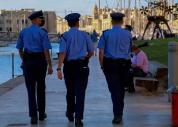 Giro di vite della polizia: saranno licenziati gli agenti che fumano cannabis