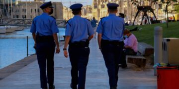 Giro di vite della polizia: saranno licenziati gli agenti che fumano cannabis