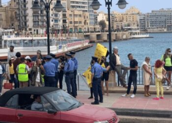 COVID-19: sul lungomare di Sliema va in scena la protesta dei “No Mask”