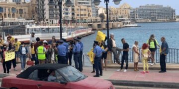 COVID-19: sul lungomare di Sliema va in scena la protesta dei “No Mask”