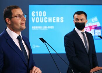 Voucher da 100 euro, finalmente si fa sul serio: da oggi si possono scaricare anche sullo smartphone