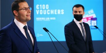 Voucher da 100 euro, finalmente si fa sul serio: da oggi si possono scaricare anche sullo smartphone