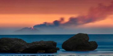 Lo spettacolo dell’Etna che erutta fotografato da Gozo. E i vulcanologi dedicano la “fontana” a Franco Battiato