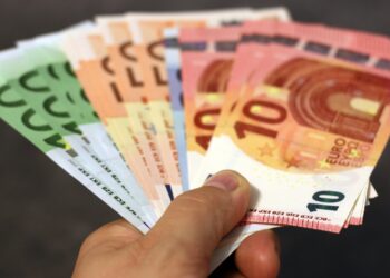 Via da Malta con 15mila euro di provenienza dubbia: fermati due italiani all’imbarco per la Sicilia