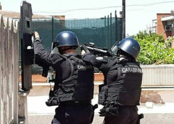 Un folle spara e uccide un anziano e due bambini di 5 e 10 anni