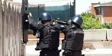 Un folle spara e uccide un anziano e due bambini di 5 e 10 anni