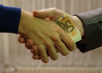 Raccomandazioni e favori: un cittadino maltese su tre si rivolge agli “amici”