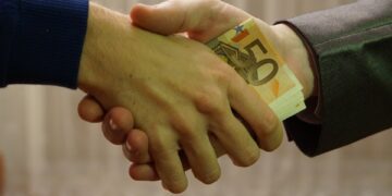 Raccomandazioni e favori: un cittadino maltese su tre si rivolge agli “amici”