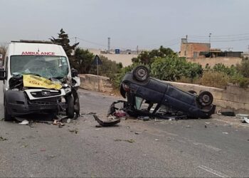 Un’auto si schianta contro un’ambulanza, gravemente ferito un ragazzo di 26 anni