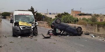 Un’auto si schianta contro un’ambulanza, gravemente ferito un ragazzo di 26 anni