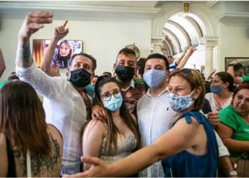 Non rispettano le restrizioni anti COVID-19, bufera sui ministri in festa a Zebbug