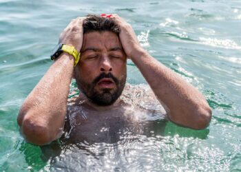 Correnti forti e un dolore alla caviglia non lo fermano: Agius nuota verso il record