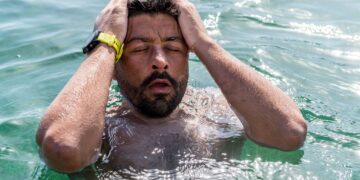 Correnti forti e un dolore alla caviglia non lo fermano: Agius nuota verso il record