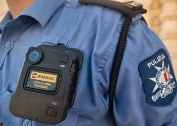 La polizia “indossa” le videocamere: garantiranno più sicurezza e trasparenza