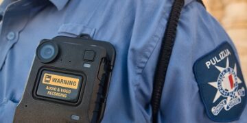 La polizia “indossa” le videocamere: garantiranno più sicurezza e trasparenza