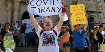 La rabbia dei no vax: in piazza contro il governo e la “dittatura medica”