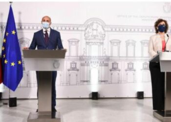 Boom di contagi, il governo ci mette una pezza: «A Malta si entra solo se vaccinati»