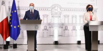 Boom di contagi, il governo ci mette una pezza: «A Malta si entra solo se vaccinati»