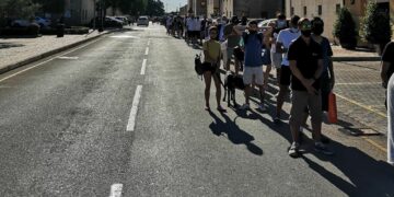 Sole e attese lunghe: in centinaia in fila per farsi vaccinare