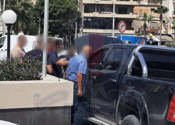 Tenta la fuga dai controlli ma si schianta contro un’auto della polizia. Nascondeva 60.000 euro di droga