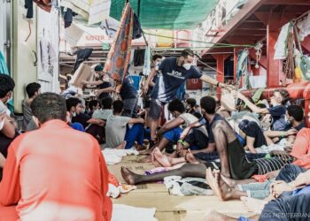 Migranti, Ocean Viking chiede disperatamente aiuto: «A bordo, situazione insostenibile»