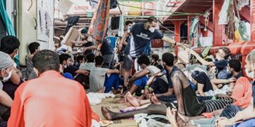 Migranti, Ocean Viking chiede disperatamente aiuto: «A bordo, situazione insostenibile»