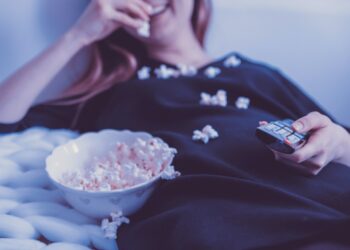 Divorare serie TV può diventare una droga, Netflix e la pandemia i pusher