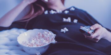 Divorare serie TV può diventare una droga, Netflix e la pandemia i pusher