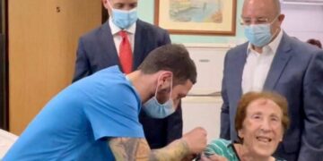 Vaccini anti COVID-19: è partita la somministrazione dei richiami presso le case di cura per anziani