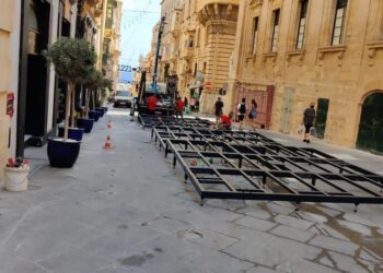 Valletta in rivolta dopo l’installazione di un’enorme piattaforma che “soffoca” Merchant Street