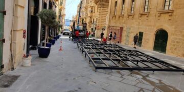 Valletta in rivolta dopo l’installazione di un’enorme piattaforma che “soffoca” Merchant Street
