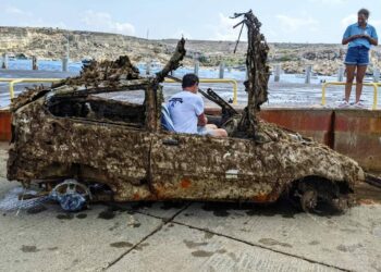 Pulizia dei fondali a Cirkewwa, spunta l’ennesima carcassa d’auto
