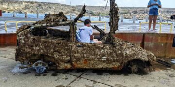 Pulizia dei fondali a Cirkewwa, spunta l’ennesima carcassa d’auto