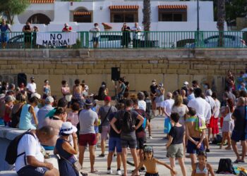 Un tuffo in segno di protesta contro il maxi porto turistico di Marsascala